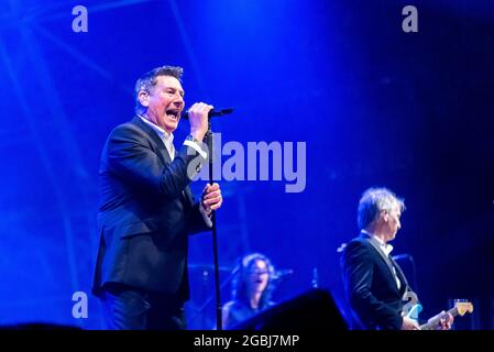 Tony Hadley singt mit seiner Band The Fabulous TH Band beim Fantasia Musikfestival in Maldon, Essex, Großbritannien. Erstes Konzert nach Beendigung der COVID-Pandemie Stockfoto