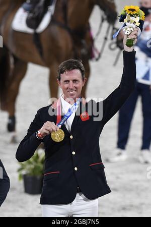 Tokio, Japan. August 2021. Der britische Ben Maher, der auf Explosion W reitet, zeigt am Mittwoch, den 4. August 2021, in Tokio, Japan, seine Goldmedaille für den Einzelspringen-Reitsport bei den Olympischen Spielen 2020 in Tokio. Foto von Mike Theiler/UPI Credit: UPI/Alamy Live News Stockfoto