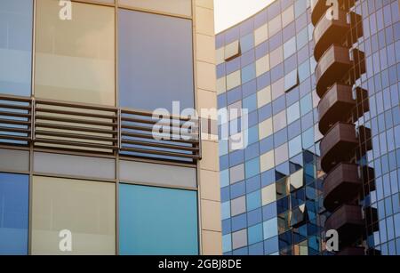 Modernes Geschäftsgebäude aus Glas mit geschwungener Fassade in Europa Stockfoto