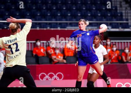 TOKIO, JAPAN - 4. AUGUST: Amandine Leynaud aus Frankreich und Angela Malestein aus den Niederlanden während des Viertelfinales des Olympischen Handballturniers der Frauen in Tokio 2020 zwischen Frankreich und den Niederlanden am 4. August 2021 im Yoyogi-Nationalstadion in Tokio, Japan (Foto by Orange Picics) NOCNSF House of Sports Stockfoto