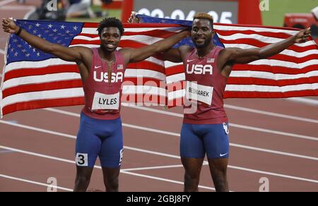 Tokio, Japan. August 2021. Die USA Noah Lyles, Bronze, 19.74 und Kenneth Bednarek, Silver 19.68 feiern ihr Ziel nach dem 200-m-Finale der Männer im Olympiastadion während der Olympischen Sommerspiele 2020 in Tokio, Japan, am Mittwoch, den 4 2021. August. Foto von Tasos Katopodis/UPI Credit: UPI/Alamy Live News Stockfoto