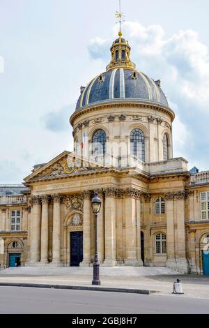 Frontfassade des Hauptquartiers des französischen Instituts in Paris. Eines der berühmtesten Gebäude der französischen Hauptstadt Stockfoto
