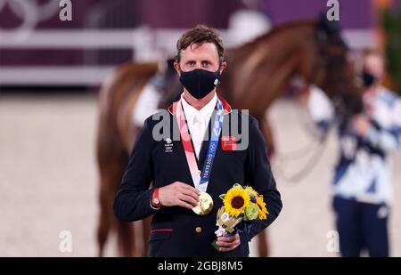 Tokio, Japan. August 2021. Pferdesport/Jumping: Olympische Spiele, Einzel-, Finale, Stechen, im Equestrian Park. Ben Maher aus Großbritannien zeigt während der Preisverleihung seine Goldmedaille. Quelle: Friso Gentsch/dpa/Alamy Live News Stockfoto