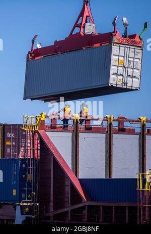 Rostock, Deutschland. August 2021. Das Containerschiff 'Emilia' wird am Seehafen entladen. Der Seehafen Rostock schloss das erste Halbjahr 2021 mit einem Rekorddurchsatz. Von Januar bis Ende Juni gingen 14.4 Millionen Tonnen über die Kaikanten. Quelle: Jens Büttner/dpa-Zentralbild/dpa/Alamy Live News Stockfoto