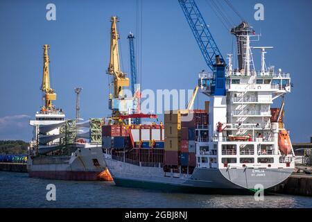 Rostock, Deutschland. August 2021. Das Containerschiff 'Emilia' wird am Seehafen entladen. Der Seehafen Rostock schloss das erste Halbjahr 2021 mit einem Rekorddurchsatz. Von Januar bis Ende Juni gingen 14.4 Millionen Tonnen über die Kaikanten. Quelle: Jens Büttner/dpa-Zentralbild/dpa/Alamy Live News Stockfoto