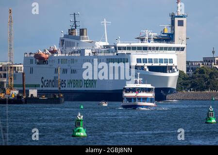 Rostock, Deutschland. August 2021. Die Scandlines-Fähre „Berlin“ fährt vom Seehafen zur Überfahrt nach Dänemark. Der Seehafen Rostock schloss das erste Halbjahr 2021 mit einem Rekorddurchsatz. Von Januar bis Ende Juni gingen 14.4 Millionen Tonnen über die Kaikanten. Quelle: Jens Büttner/dpa-Zentralbild/dpa/Alamy Live News Stockfoto