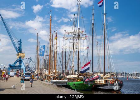 Rostock, Deutschland. August 2021. Segelboote und traditionelle Schiffe haben im Stadthafen festgemacht. Unter dem Motto 'optimistisch anders' startet am 5. August 2021 die 30. Auflage der Hanse Sail. Insgesamt haben sich 108 Schiffe aus fünf Nationen angemeldet. Quelle: Jens BŸttner/dpa-Zentralbild/dpa/Alamy Live News Stockfoto