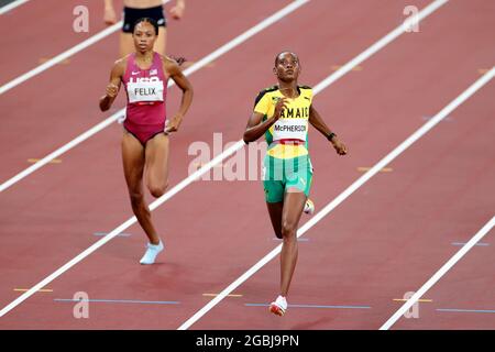 Tokio, Japan, 4. August 2021. Stephenie Ann McPherson vom Team Jamaica vor Allyson Felix vom Team United States beim 400-m-Halbfinale der Frauen am 12. Tag der Olympischen Spiele 2020 in Tokio. Quelle: Pete Dovgan/Speed Media/Alamy Live News Stockfoto