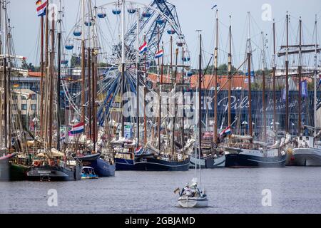 Rostock, Deutschland. August 2021. Segelboote und traditionelle Schiffe haben im Stadthafen festgemacht. Unter dem Motto 'optimistisch anders' startet am 5. August 2021 die 30. Auflage der Hanse Sail. Insgesamt haben sich 108 Schiffe aus fünf Nationen angemeldet. Quelle: Jens BŸttner/dpa-Zentralbild/dpa/Alamy Live News Stockfoto