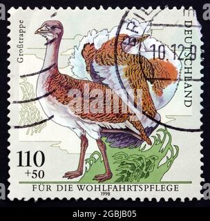 DEUTSCHLAND - UM 1998: Eine in Deutschland gedruckte Briefmarke zeigt Great Bustard, Otis Tarda, Bird, um 1998 Stockfoto