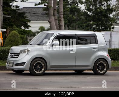 Chiangmai, Thailand - Juni 29 2021: Privater Toyota BB Mini MPV. Auf der Straße Nr. 1001, 8 km von der Stadt Chiangmai entfernt. Stockfoto