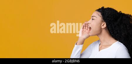 Porträt Eines Jungen Schwarzen Weiblichts Mit Der Hand In Der Nähe Des Mundes, Das Ankündigung Macht Stockfoto