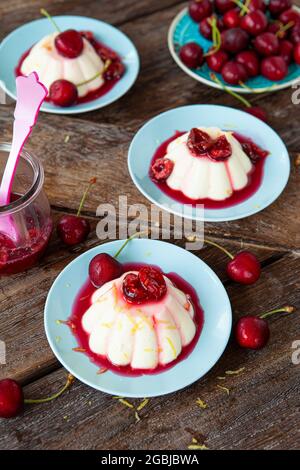 Panna Cotta Mit Kirschsoße Stockfoto