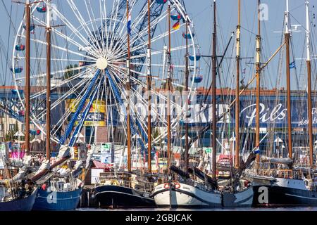 Rostock, Deutschland. August 2021. Segelboote und traditionelle Schiffe haben im Stadthafen festgemacht. Unter dem Motto 'optimistisch anders' startet am 5. August 2021 die 30. Auflage der Hanse Sail. Insgesamt haben sich 108 Schiffe aus fünf Nationen angemeldet. Quelle: Jens BŸttner/dpa-Zentralbild/dpa/Alamy Live News Stockfoto