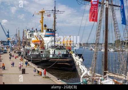 Rostock, Deutschland. August 2021. Segelboote und traditionelle Schiffe haben im Stadthafen festgemacht. Unter dem Motto 'optimistisch anders' startet am 5. August 2021 die 30. Auflage der Hanse Sail. Insgesamt haben sich 108 Schiffe aus fünf Nationen angemeldet. Quelle: Jens BŸttner/dpa-Zentralbild/dpa/Alamy Live News Stockfoto