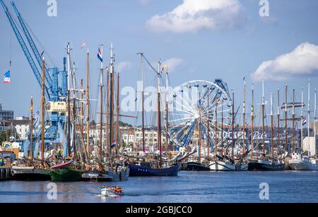 Rostock, Deutschland. August 2021. Segelboote und traditionelle Schiffe haben im Stadthafen festgemacht. Unter dem Motto 'optimistisch anders' startet am 5. August 2021 die 30. Auflage der Hanse Sail. Insgesamt haben sich 108 Schiffe aus fünf Nationen angemeldet. Quelle: Jens BŸttner/dpa-Zentralbild/dpa/Alamy Live News Stockfoto