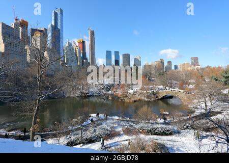 Geographie / Reisen, USA, New York, New York City, Gapstow Bridge im Central Park mit Schnee, ZUSÄTZLICHE-RIGHTS-CLEARANCE-INFO-NOT-AVAILABLE Stockfoto