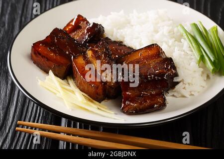 Okinawan Raised Pork Belly Dish genannt Rafute closeup in der Platte auf dem Tisch. Horizontal Stockfoto