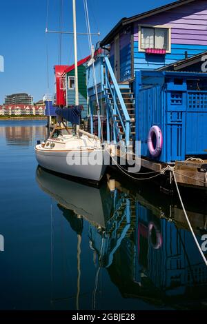 Farbenfrohe Fisherman's Wharf Victoria. Hausbootdorf neben dem Fisherman’s Wharf am Binnenhafen von Victoria. British Columbia, Kanada. Stockfoto