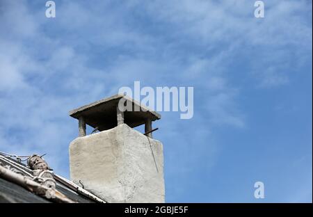 Kamin auf einem Hausdach Stockfoto