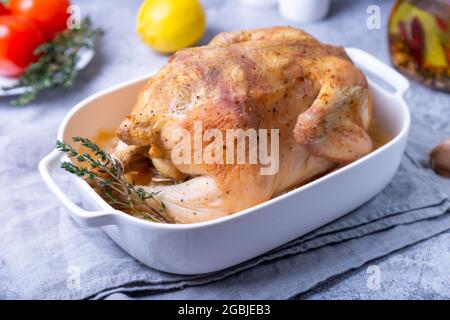 Ganz gebackenes Huhn in Meersalz. Hausmannkost, traditionelles Gericht. Nahaufnahme. Stockfoto