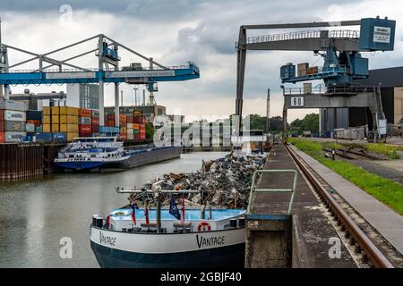 Neuss-Düsseldorf Häfen, Hafenanlagen, Frachtschiff wird mit Metallschrott beladen, TSR Recycling GmbH & Co. Kg, Metallrecycling, DCH Container Termina Stockfoto