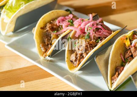 Teller voller mexikanischer Gourmet-Street-Tacos Stockfoto