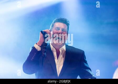 Tony Hadley singt mit seiner Band The Fabulous TH Band beim Fantasia Musikfestival in Maldon, Essex, Großbritannien. Erstes Konzert nach Beendigung der COVID-Pandemie Stockfoto