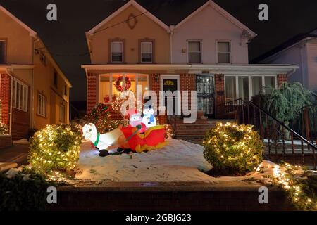 Geographie / Reisen, USA, New York, New York City, weihnachtlich geschmückte Häuser in Dyker Heights, ZUSÄTZLICHE-RIGHTS-CLEARANCE-INFO-NOT-AVAILABLE Stockfoto