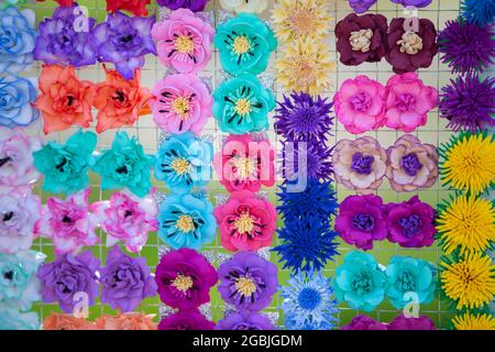 Bunte Broschen und Haarnadeln in Form von handgefertigten Blumen. Nadelarbeit Blumen. Stockfoto