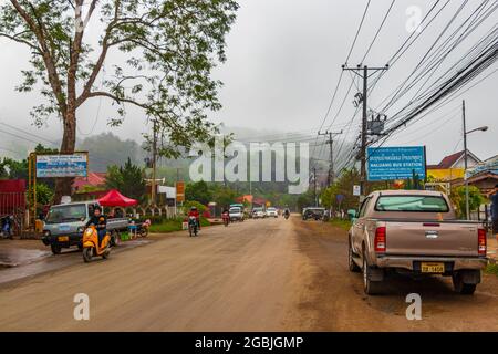 Luang Prabang Laos 16. November 2018 Bewölkter Tag und bunte Straßen- und Stadtlandschaft der Altstadt Luang Prabang Laos. Stockfoto