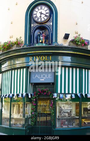 St. Helier, Jersey, Channel Islands, Großbritannien - 6. Juli 2016: Rivoli Juweliergeschäft in der King Street Fußgängerzone mit Uhr über dem Eingang. Stockfoto