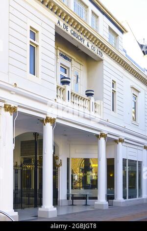 St. Helier, Jersey, Kanalinseln, Großbritannien - 6. Juli 2016: Die Brasserie des Kaufhauses De Gruchy in der New Street. Stockfoto