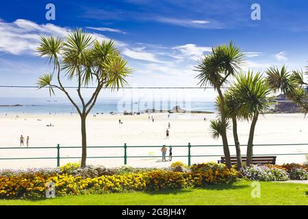 St Brelade's Bay, Jersey, Kanalinseln, Großbritannien - 7. Juli 2016: Touristen genießen einen warmen und sonnigen Tag am Strand an der Südküste im Sommer. Stockfoto