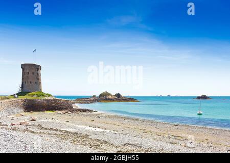 Le Hocq Tower and Common, Jersey, Kanalinseln, Großbritannien - 9. Juli 2016: Ein sonniger und friedlicher Sommertag an der Südküste. Stockfoto