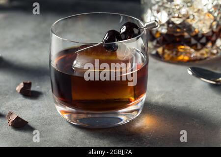 Erfrischender Cocktail aus Schokolade, altmodisch mit Bourbon Stockfoto