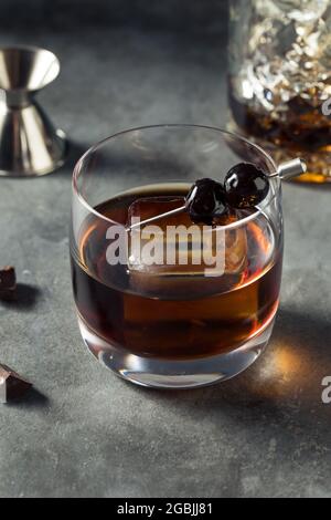 Erfrischender Cocktail aus Schokolade, altmodisch mit Bourbon Stockfoto