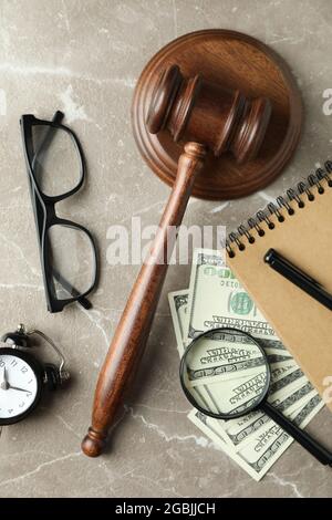 Gesetz Konzept mit Richter gavel auf grau texturierten Tisch Stockfoto
