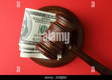 Richter Gavel mit Dollar auf rotem Hintergrund Stockfoto