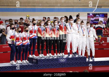 Izu, Japan, 04/08/2021, 26 ARCHIBALD Katie / 27 KENNY Laura / 137 EVANS Neah / 138 KNIGHT Josie (GBR) 2. Silbermedaille, 149 BRAUSSE Franziska / 150 BRENNAUER Lisa / 154 KLEIN Lisa / 155 KRÖGER Mieke (GER) Gewinner Goldmedaille, 65 JASTRAB Megan / 66 VALENTE Jennifer / 230 DYGERT Chloe / 233 WHITE Emma (USA) 3. Bronzemedaille während der Olympischen Spiele Tokio 2020, Radrennbahn Frauenmannschaft Pursuit Medal Ceremony am 3. August 2021 auf dem Izu Velodrome in Izu, Japan - Foto Kishimoto / DPPI Stockfoto