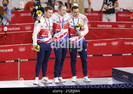 Izu, Japan, 04/08/2021, 128 CARLIN Jack / 131 KENNY Jason / 132 OWENS Ryan (GBR) 2. Silbermedaille während der Olympischen Spiele Tokyo 2020, Cycling Track Männer Team Sprint Medaillenübergabe am 3. August 2021 auf dem Izu Velodrome in Izu, Japan - Foto Kishimoto / DPPI Stockfoto