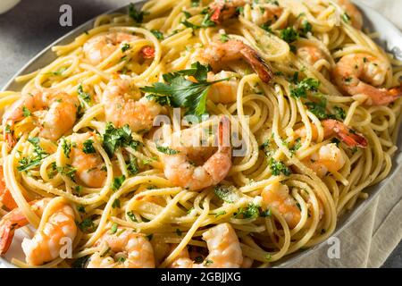 Hausgemachte Garnelen Scampi mit Pasta mit Petersilie Stockfoto