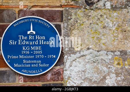 Die blaue Gedenktafel von RT Hon Sir Edward Heath in Salisbury, Wilshire, Großbritannien im Juli - Staatsmann des Premierministers, Musiker und Seemann Stockfoto