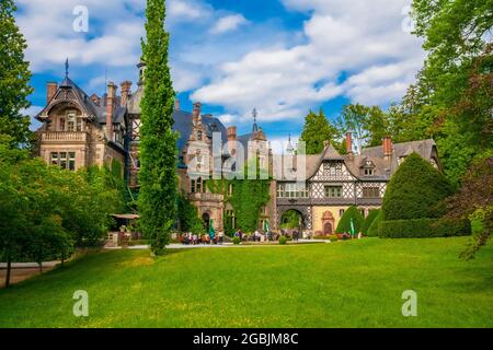 Malerischer Blick auf die Südseite des romantischen Schlosses in Rauischholzhausen. Eingebettet in die wunderschöne Landschaft des... Stockfoto