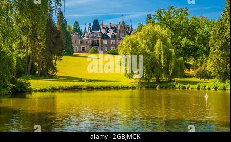 Panoramablick auf den nordöstlichen Teil des Schlossparks Rauischholzhausen. Das Schloss liegt eingebettet in die schöne Landschaft der englischen Gärten... Stockfoto