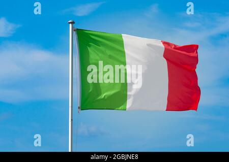 Italienische Flagge winkt im Wind Stockfoto