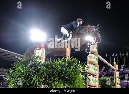 Tokio, Japan. August 2021. Goldmedaillengewinnerin Ben Maher aus Großbritannien tritt bei den Olympischen Spielen 2020 in Tokio, Japan, am 4. August 2021 beim Einzelfinale des Reitspringsports an. Quelle: Zhu Zheng/Xinhua/Alamy Live News Stockfoto