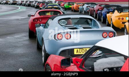 Lotus's Elise's und DeLorean's versammeln sich in Brooklands, um ihren jeweiligen 25. Und 40. Geburtstag mit einer Track Parade im The Classic zu feiern Stockfoto