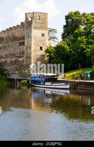 Flusskreuzfahrtschiff, Sonning, vor Anker im Newark Castle, Newark on Trent, Nottinghamshire, England. Stockfoto