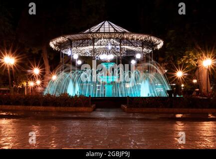 Beleuchteter Springbrunnen im Abendpark. Singende Brunnennachtshow. Musikbrunnen. Stockfoto